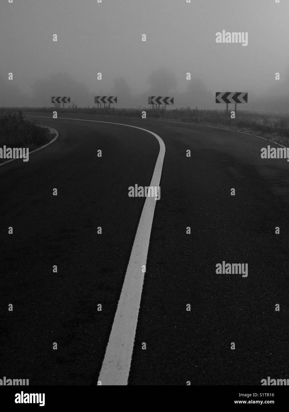 Strada vuota e curva pericolosa - Immagine stock catturata con smartphone