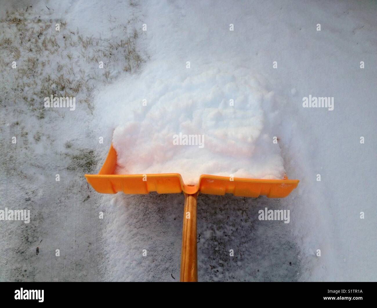 Sgombero neve con la Pala da neve - Immagine stock catturata con smartphone
