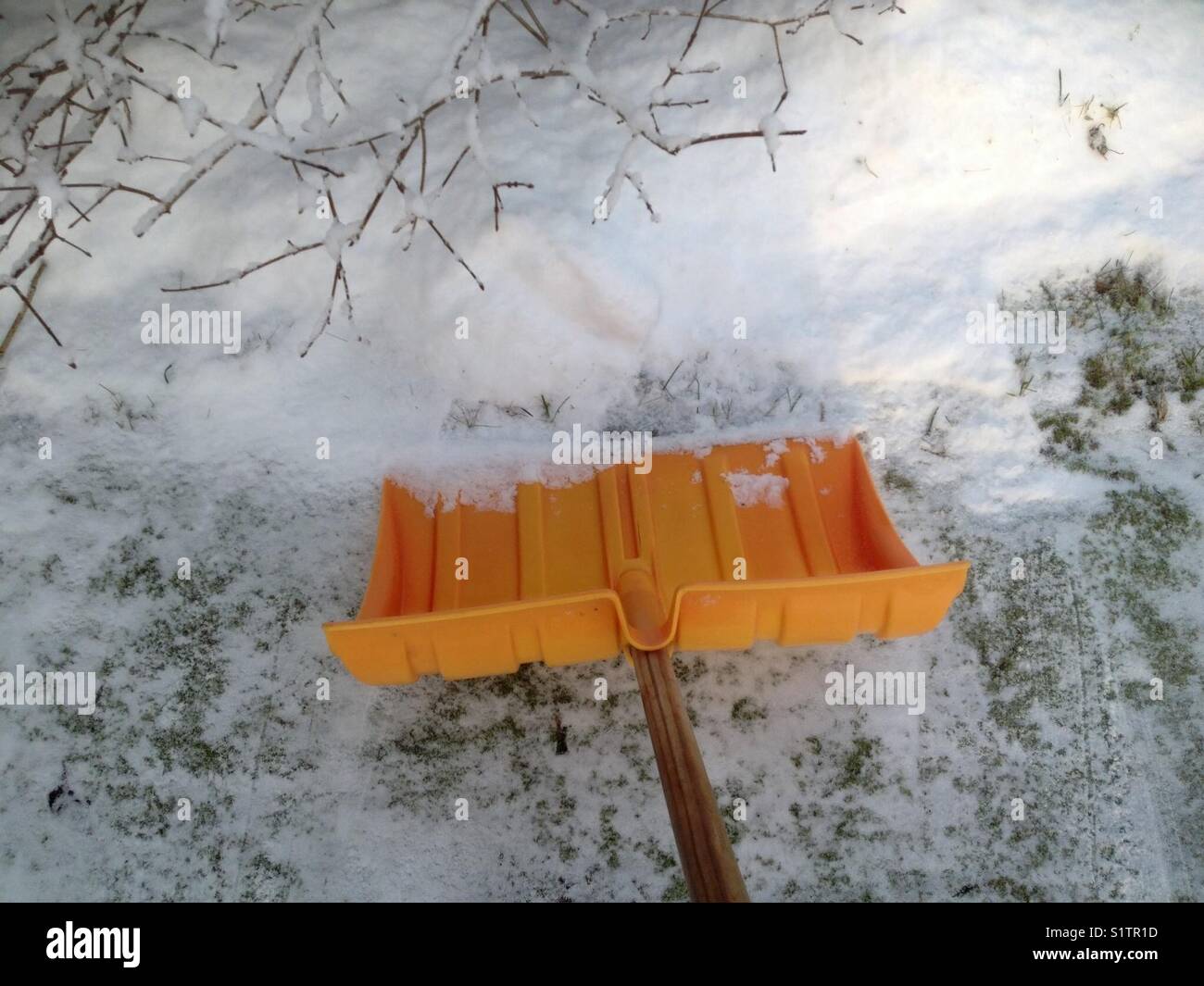Sgombero neve con la Pala da neve - Immagine stock catturata con smartphone