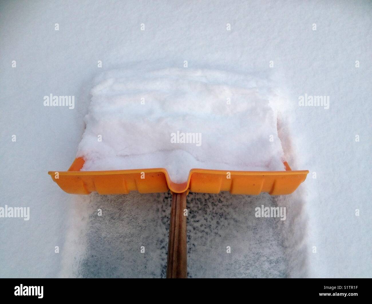 Sgombero neve con la Pala da neve - Immagine stock catturata con smartphone