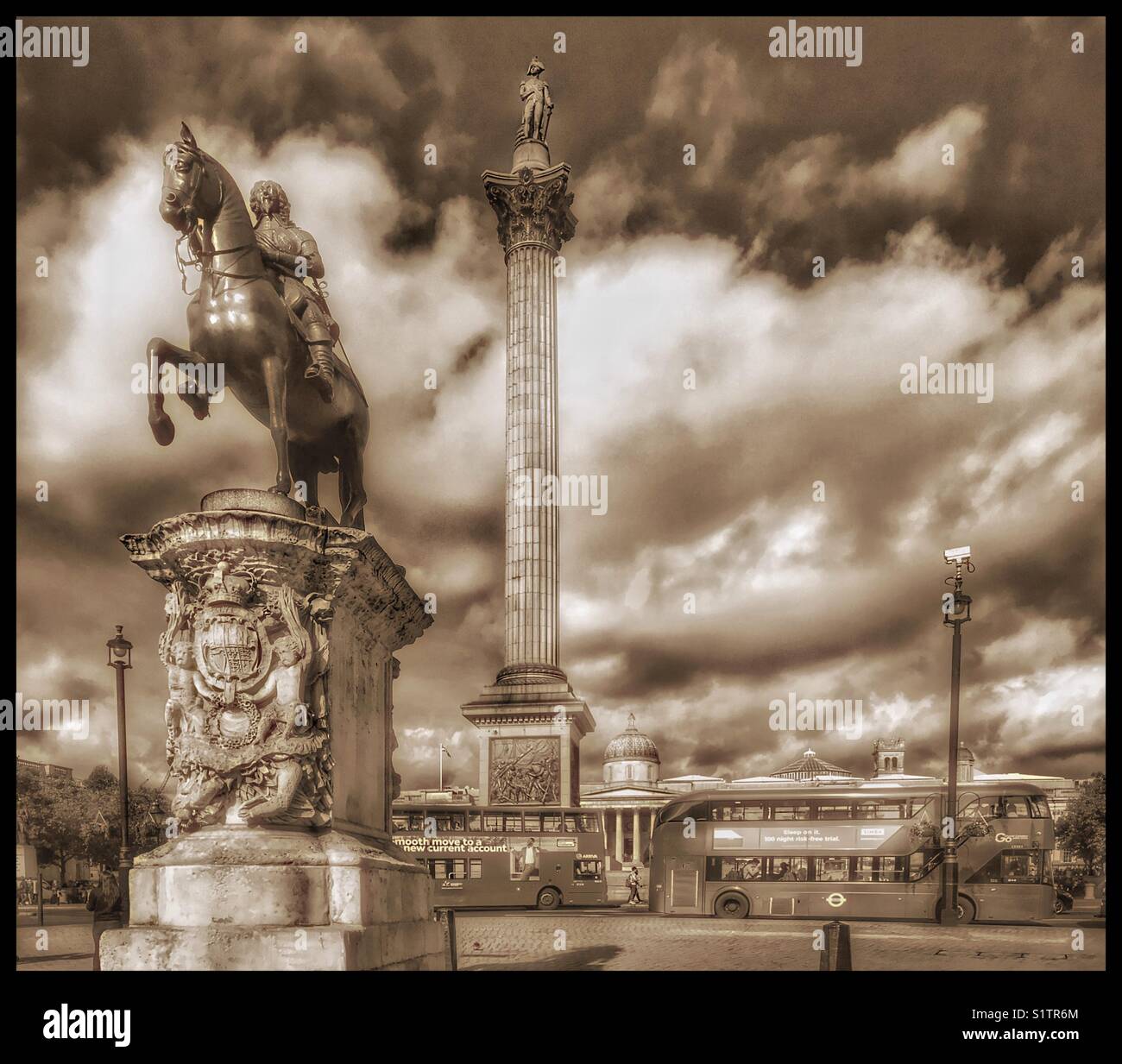 Una tonalità seppia immagine della vista guardando a nord dalla parte superiore del centro commerciale nel centro di Londra, Inghilterra. Chiaramente visibile è Nelson la colonna e la cupola della Galleria Nazionale. Credito foto - © COLIN HOSKINS Foto Stock