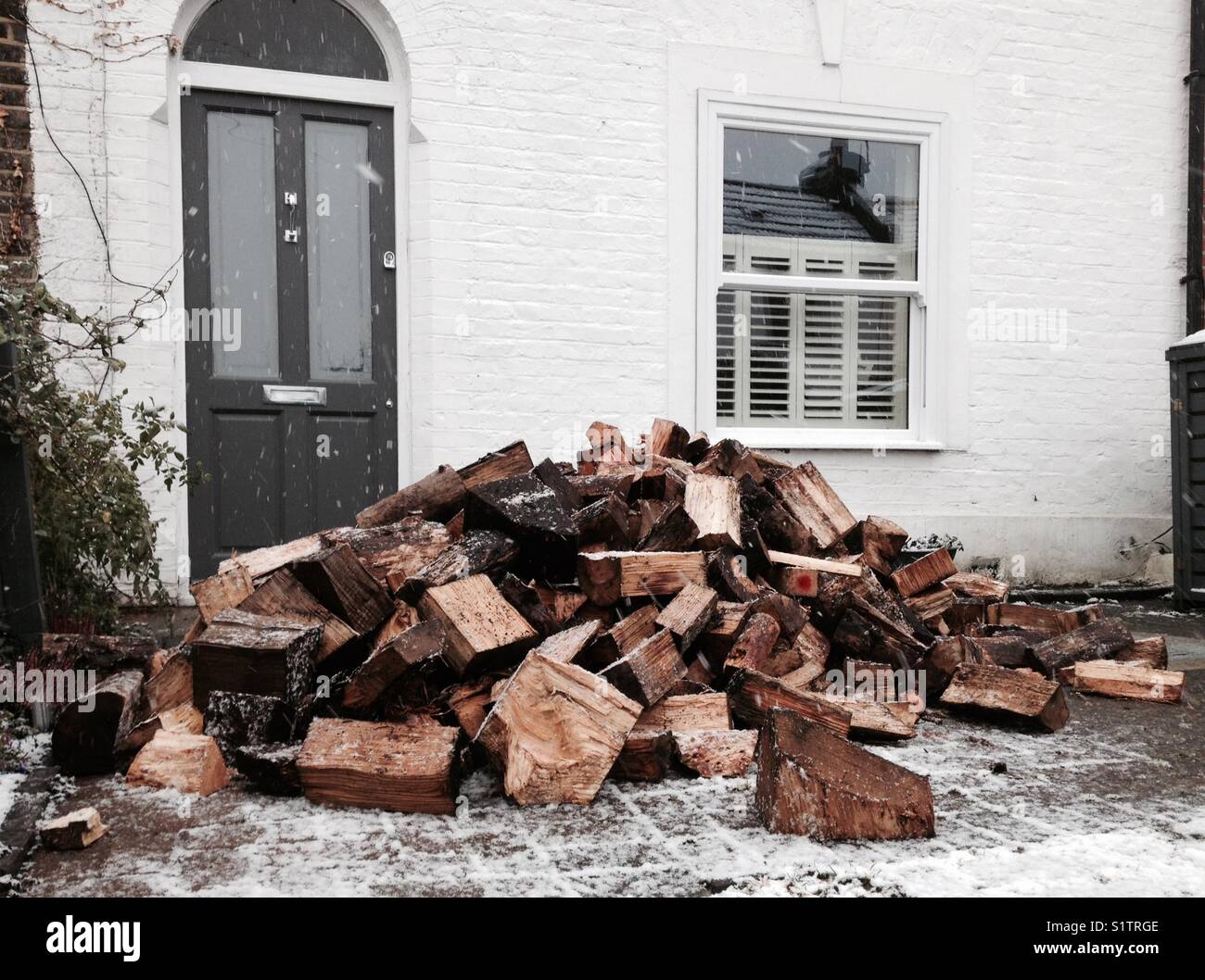 Pila / gruppo di recentemente forniscono legna da ardere /legna su un giorno wintery al di fuori di una casa suburbana a Londra. U.K. - Immagine stock catturata con smartphone