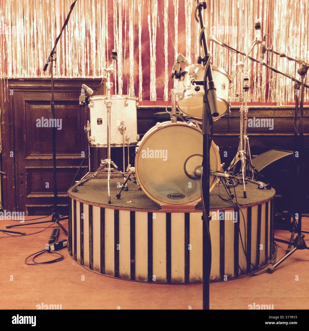 Il kit del tamburo su un palco - Immagine stock catturata con smartphone