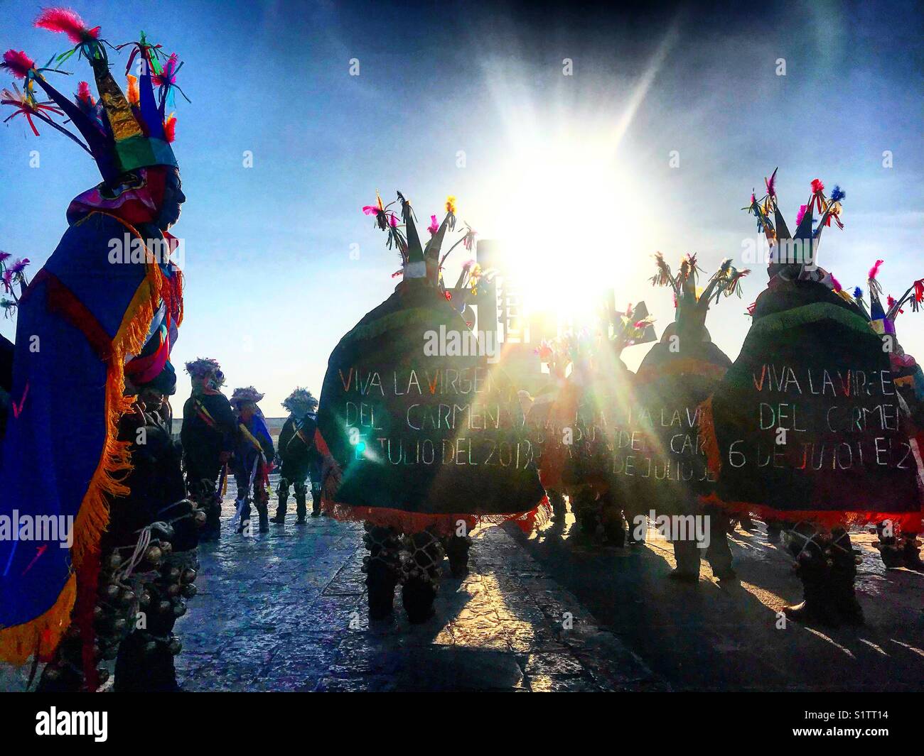 Ballerini ballare durante il anuale pellegrinaggio alla Basilica di Nuestra Señora de Guadalupe in Messico Foto Stock