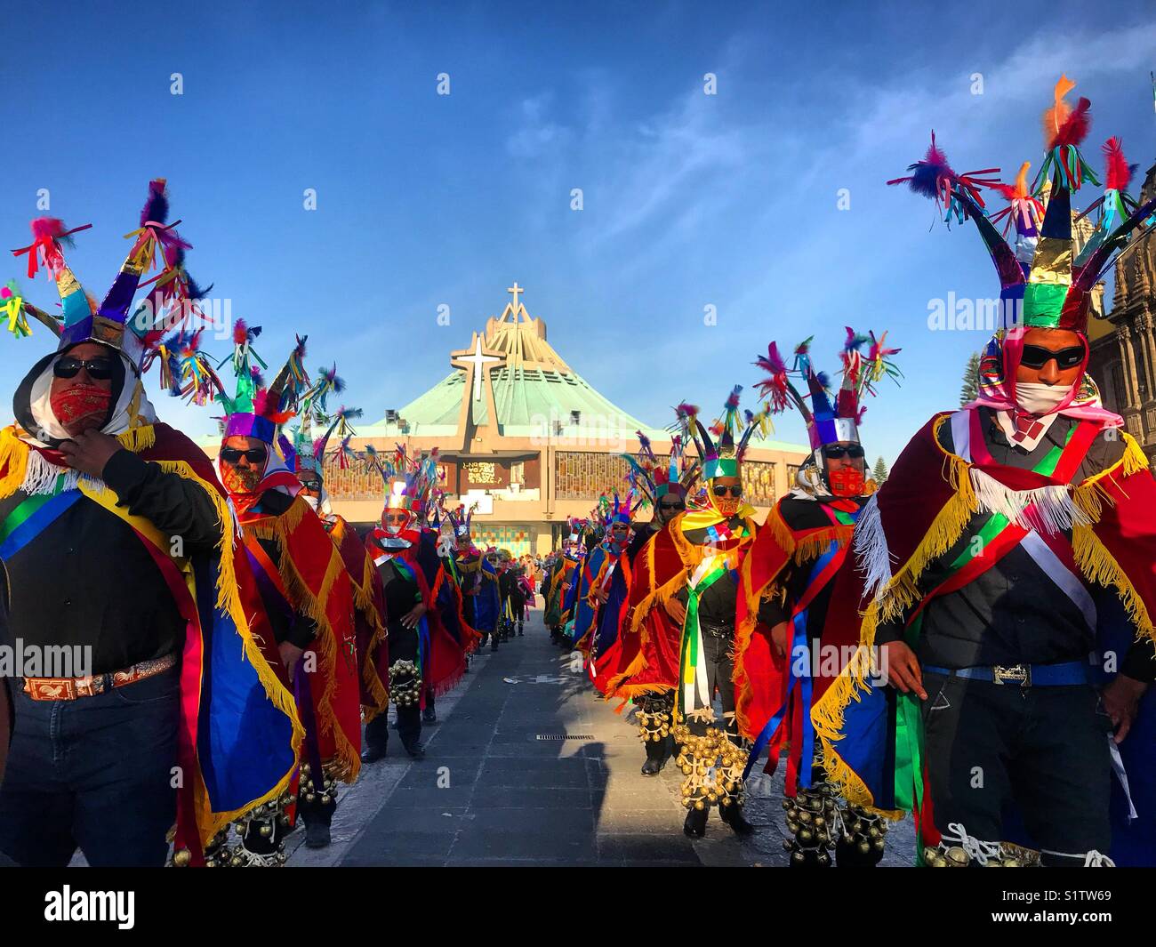 Eseguire Danzantes durante il pellegrinaggio annuale a Nostra Signora della basilica di Guadalupe a Città del Messico - Immagine stock catturata con smartphone