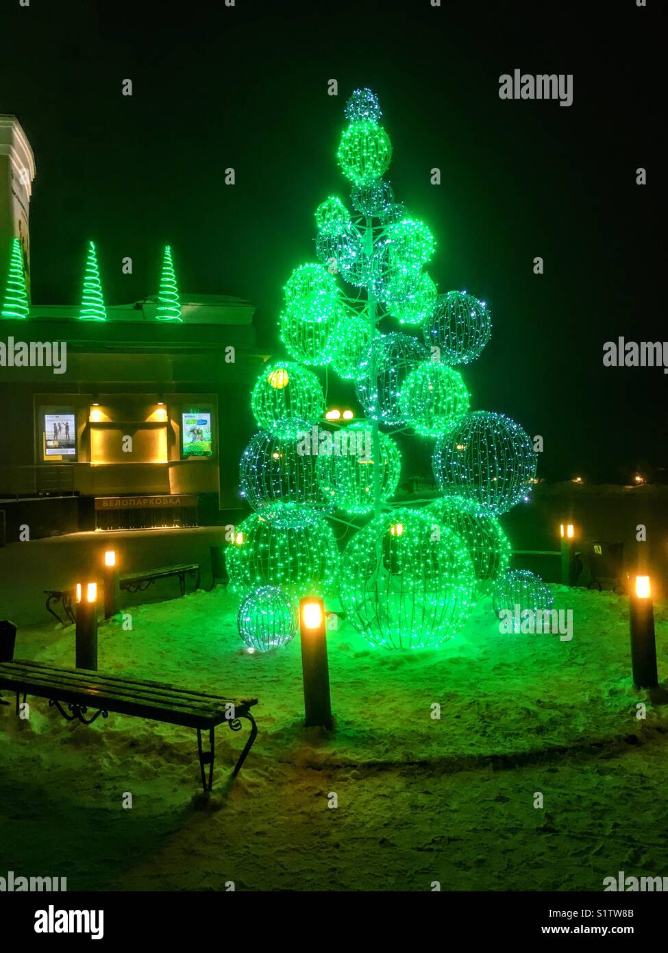 Bella incandescente albero di Natale - Immagine stock catturata con smartphone