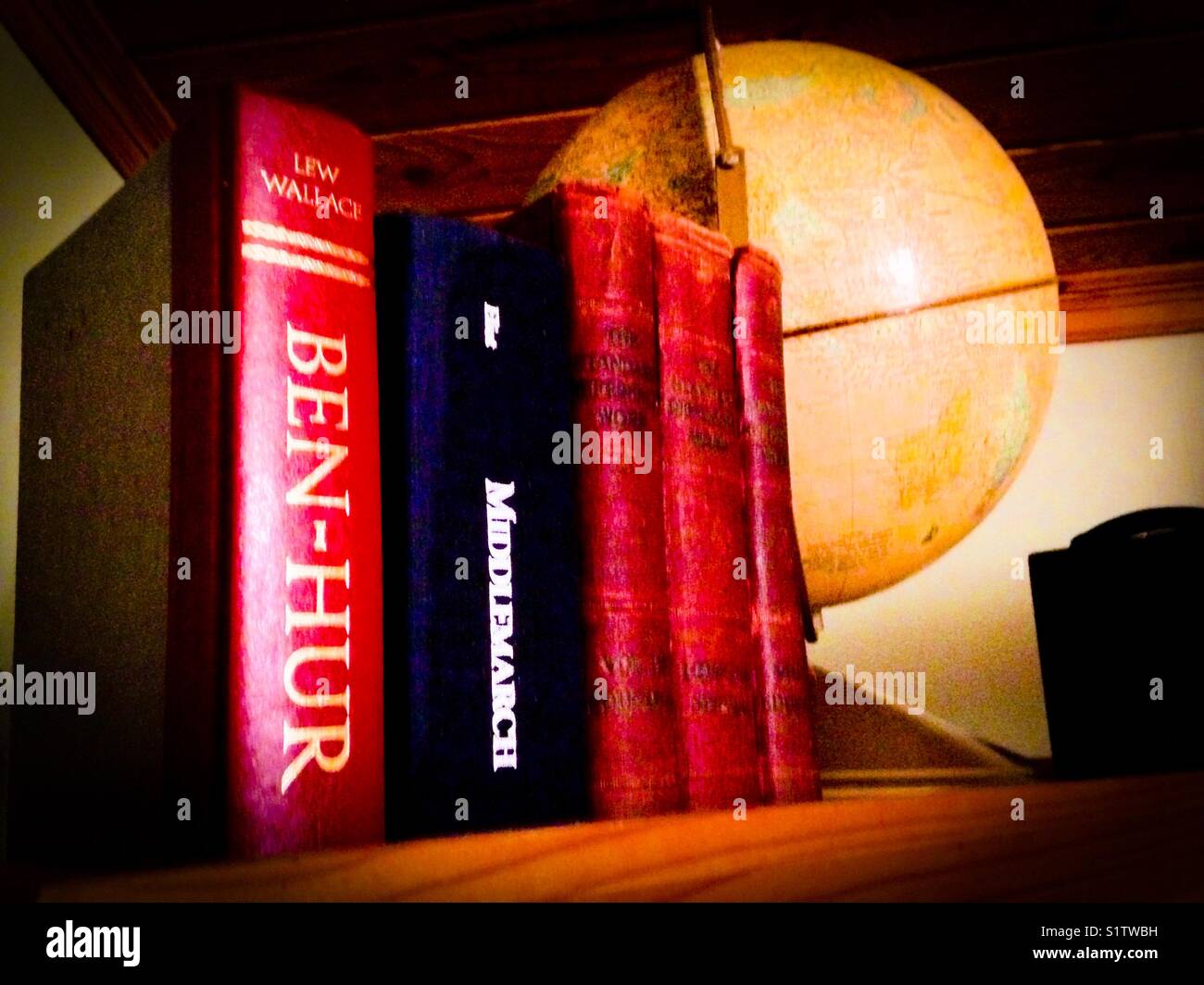 Red libri, Libro blu e il Globe - Immagine stock catturata con smartphone