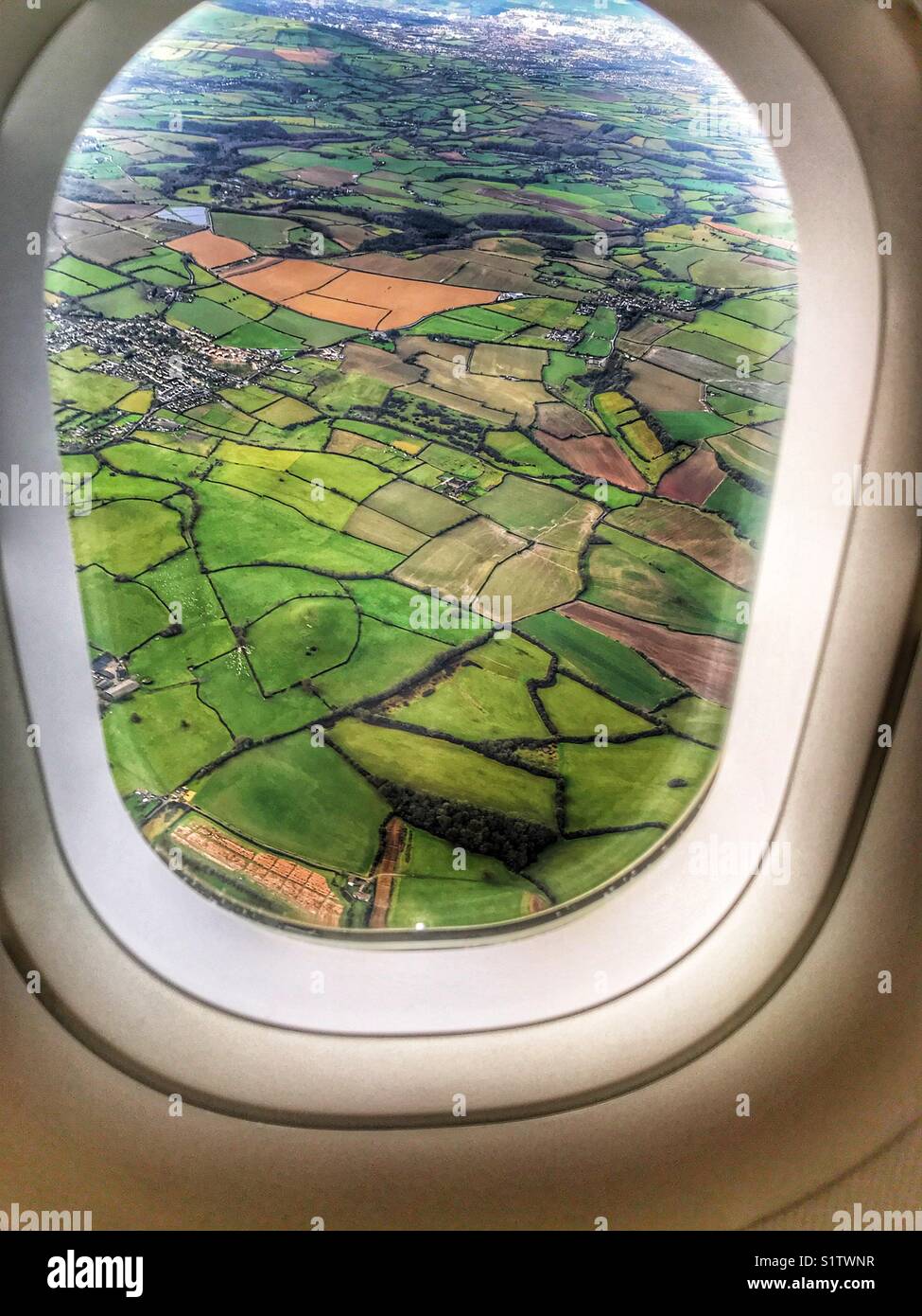 Vista da un aereo su verdi campi in inverno, arrivando in terra a Bristol, Regno Unito. Foto Stock