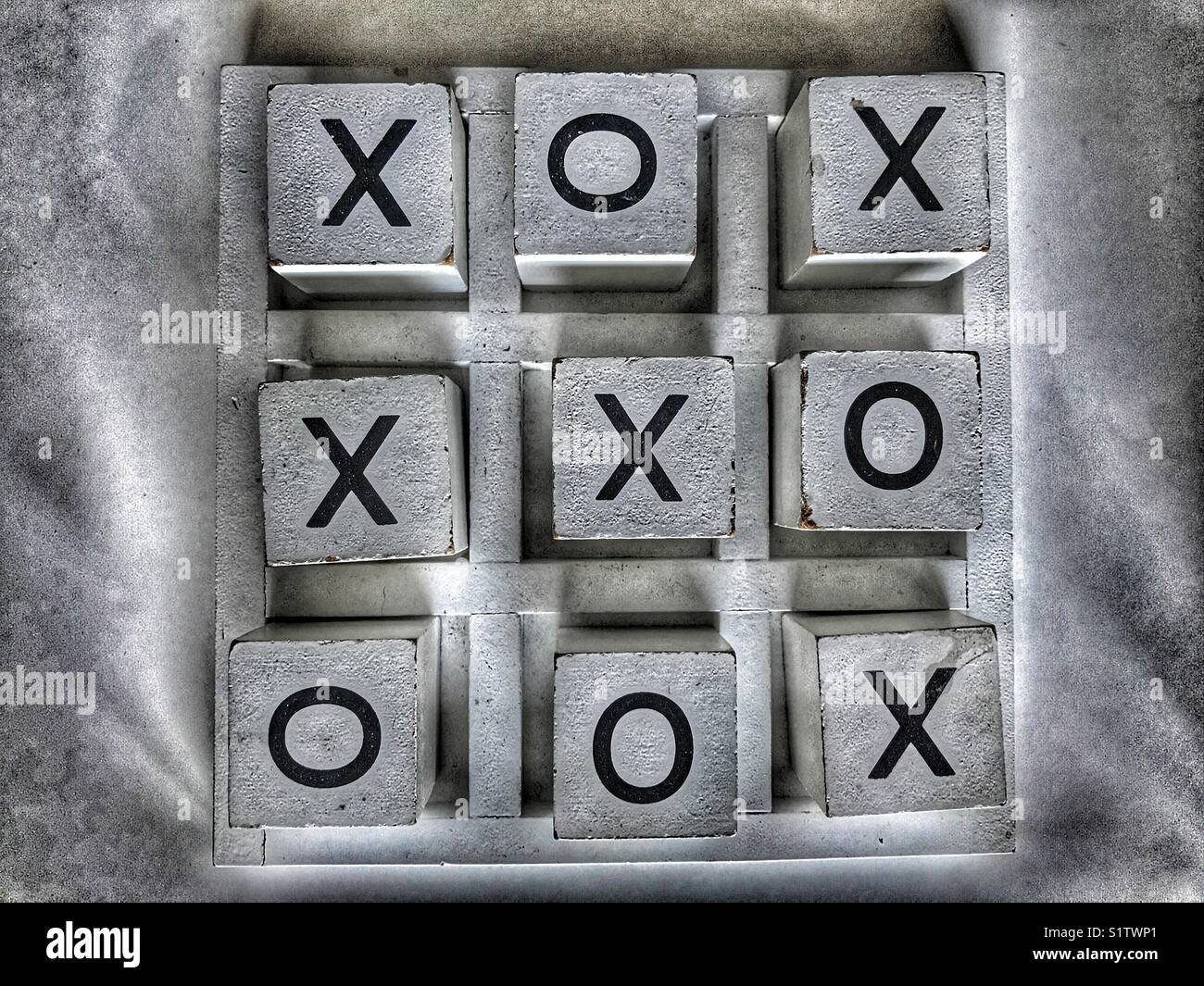 Tic-tac-toe, un gioco per due giocatori, con tre x in una linea diagonale sulla griglia Foto Stock