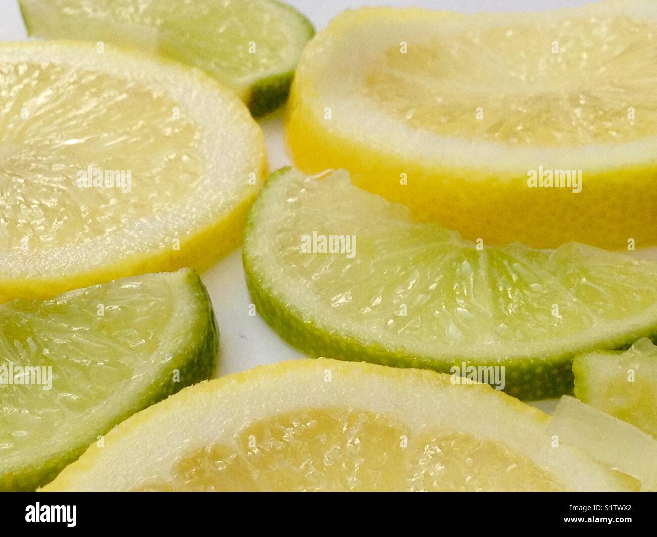 Limone e fettine di lime - Immagine stock catturata con smartphone Limone e fettine di lime - Immagine stock catturata con smartphone