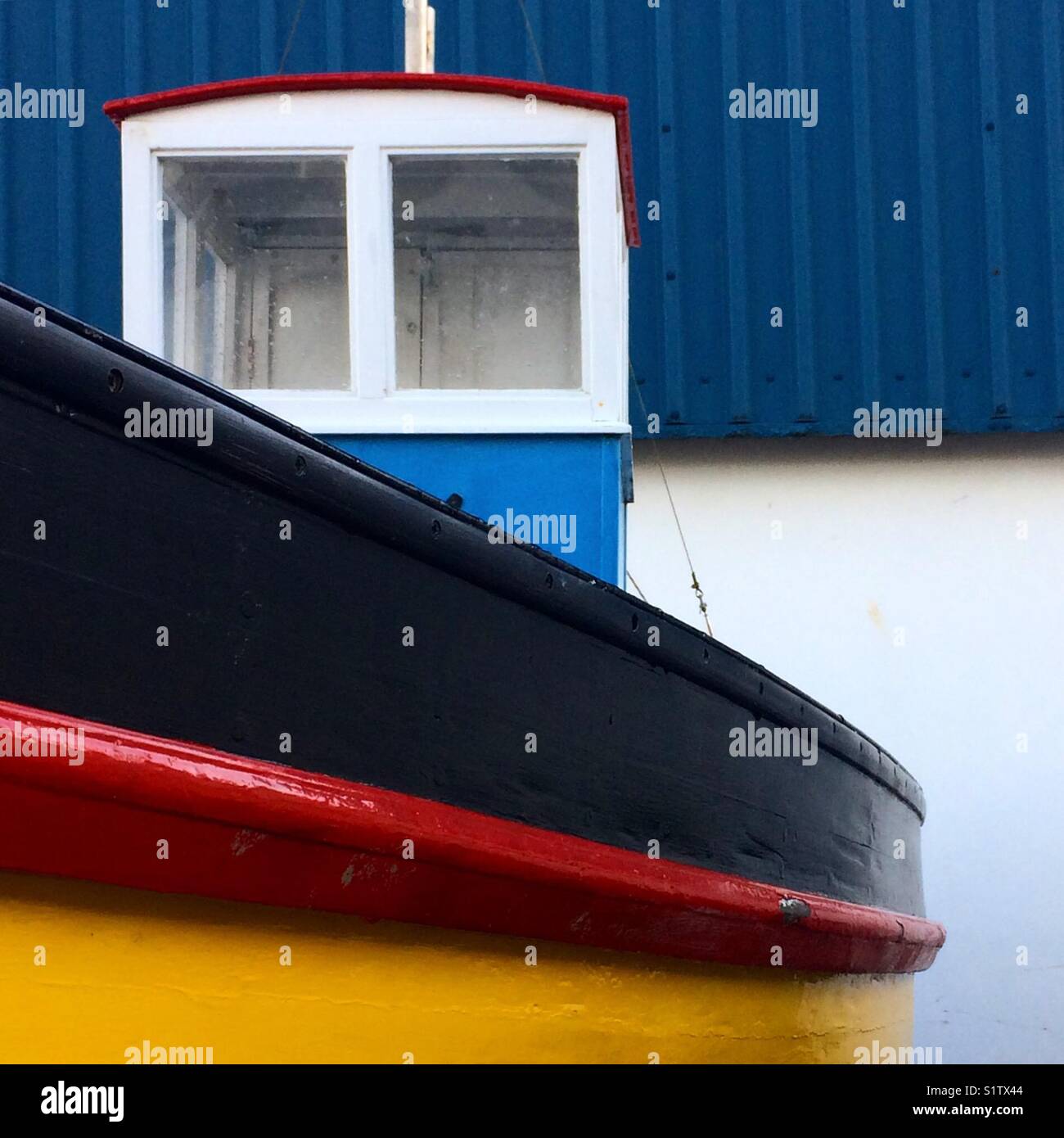 Una colorata barca da pesca prevista per l'inverno in Porthleven, Cornwall Foto Stock