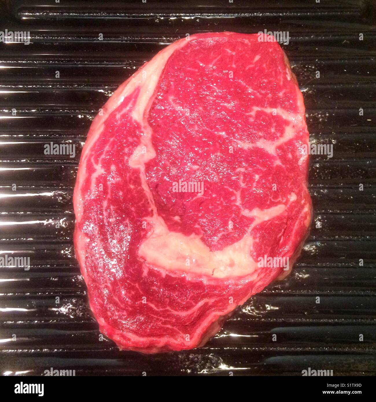 Costata di manzo in una padella pan - Immagine stock catturata con smartphone