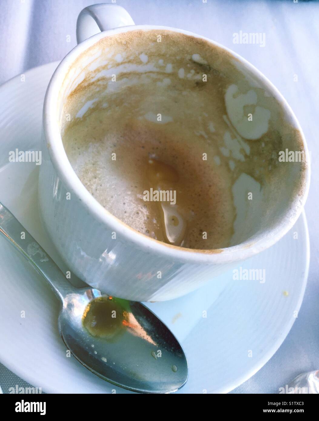 Svuotare tazza cappuccino - Immagine stock catturata con smartphone