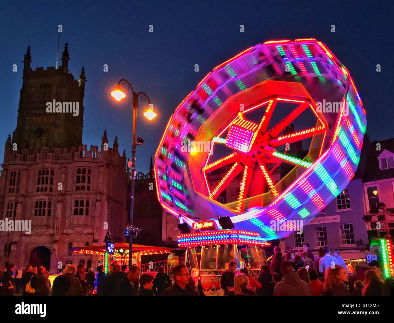 Tutto il divertimento della fiera! Una foto del tramonto di un congegno di rotazione fairground ride in una grande città in Inghilterra. Credito foto - © COLIN HOSKINS. - Immagine stock catturata con smartphone
