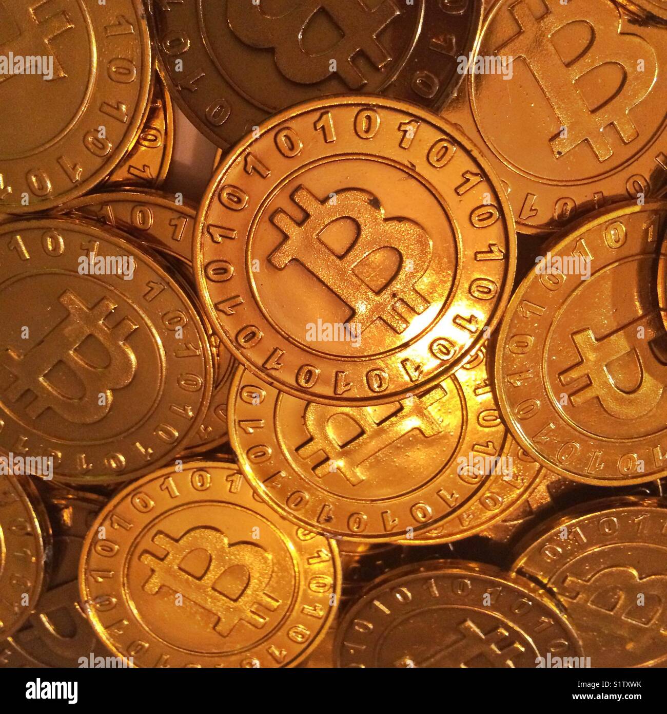 Oro monete bitcoin - Immagine stock catturata con smartphone
