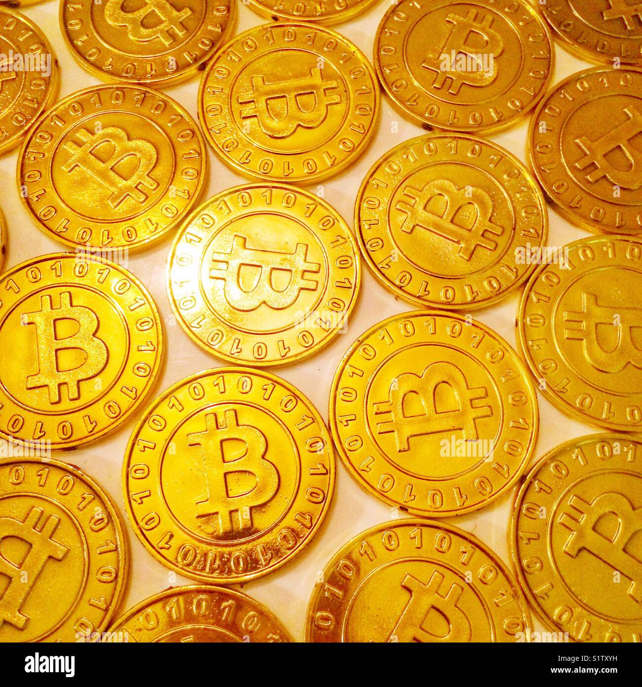 Oro monete bitcoin - Immagine stock catturata con smartphone