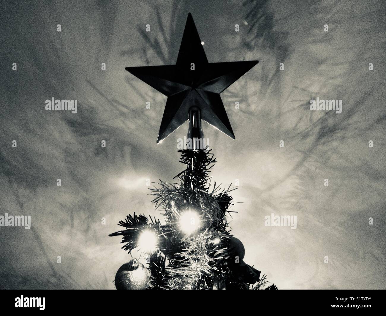 Stella sulla parte superiore dell'albero di Natale - Immagine stock catturata con smartphone