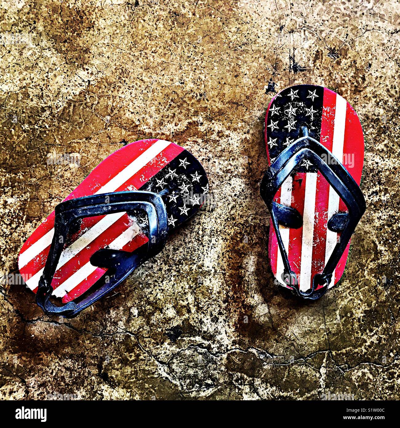 Una coppia di flip-flop decorato come la bandiera americana. Foto Stock