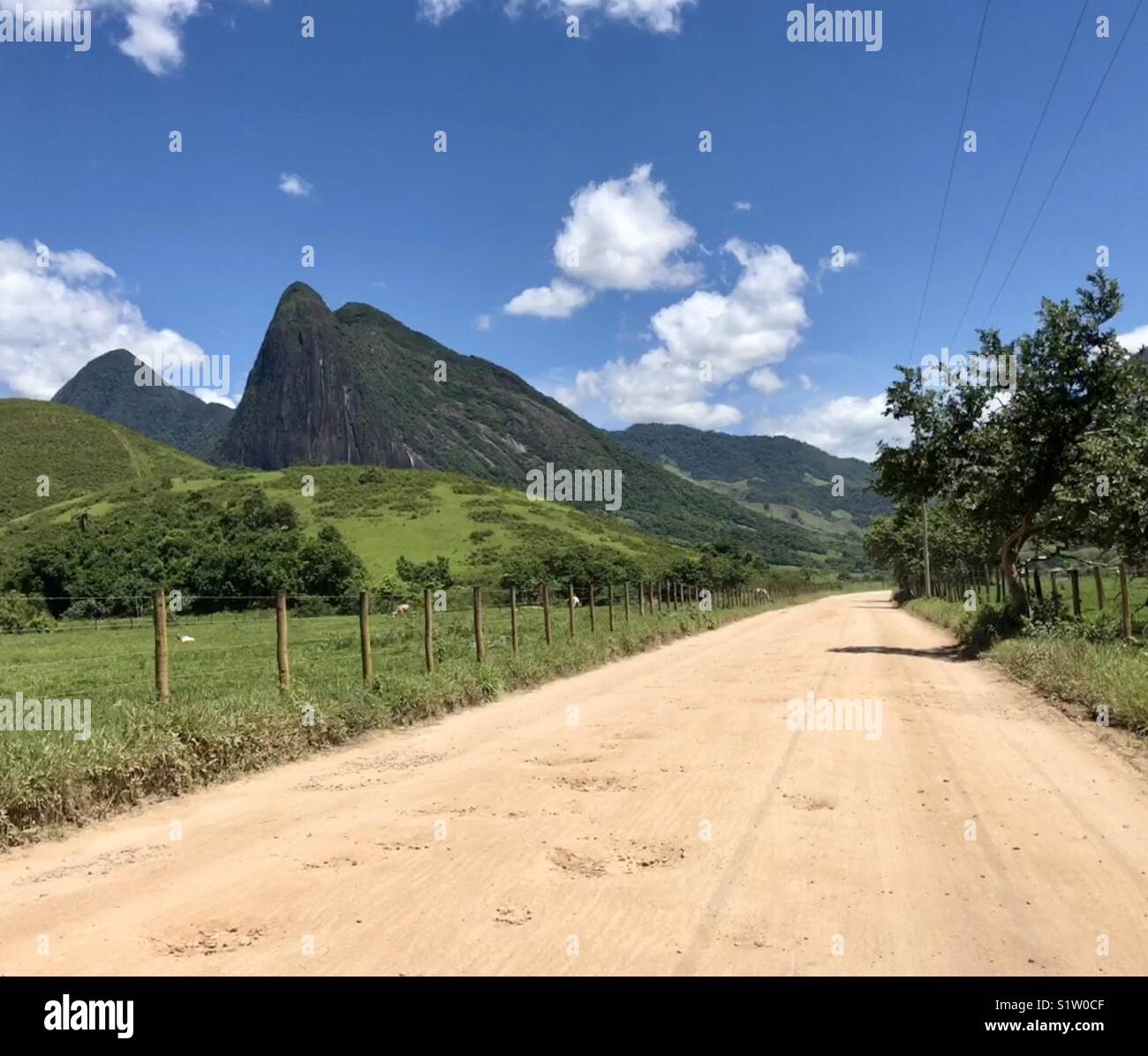 Strade di campagna, RJ, Brasile - Immagine stock catturata con smartphone
