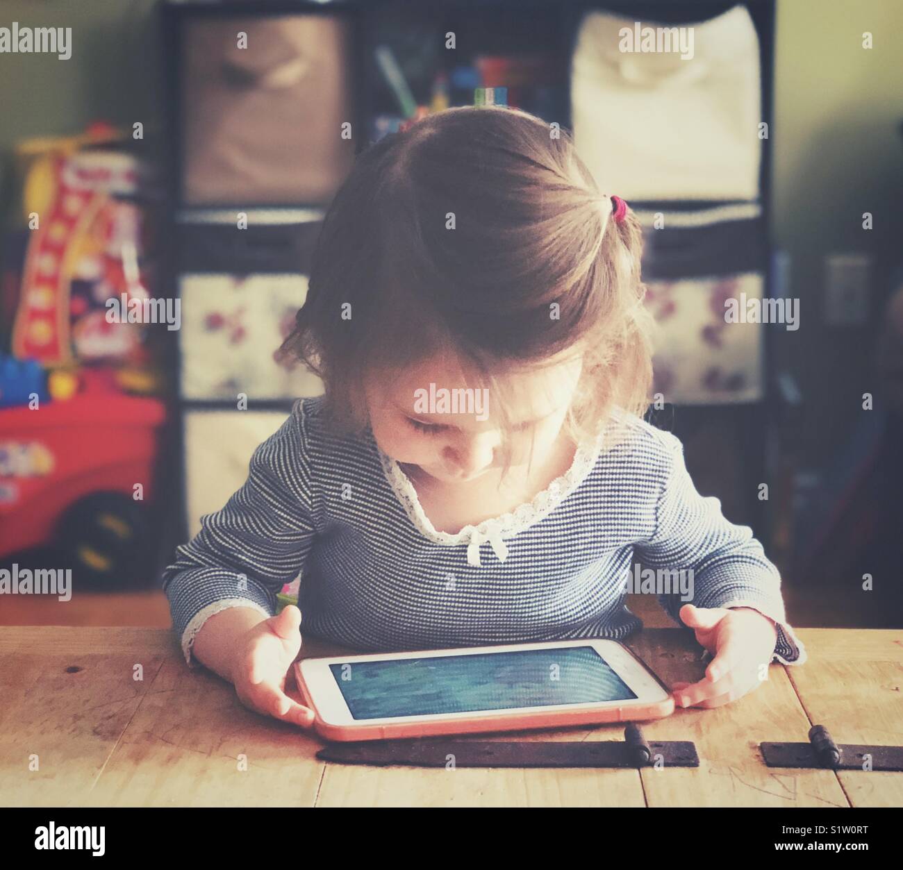 Bambino che guarda un tablet immagini e fotografie stock ad alta  risoluzione - Alamy