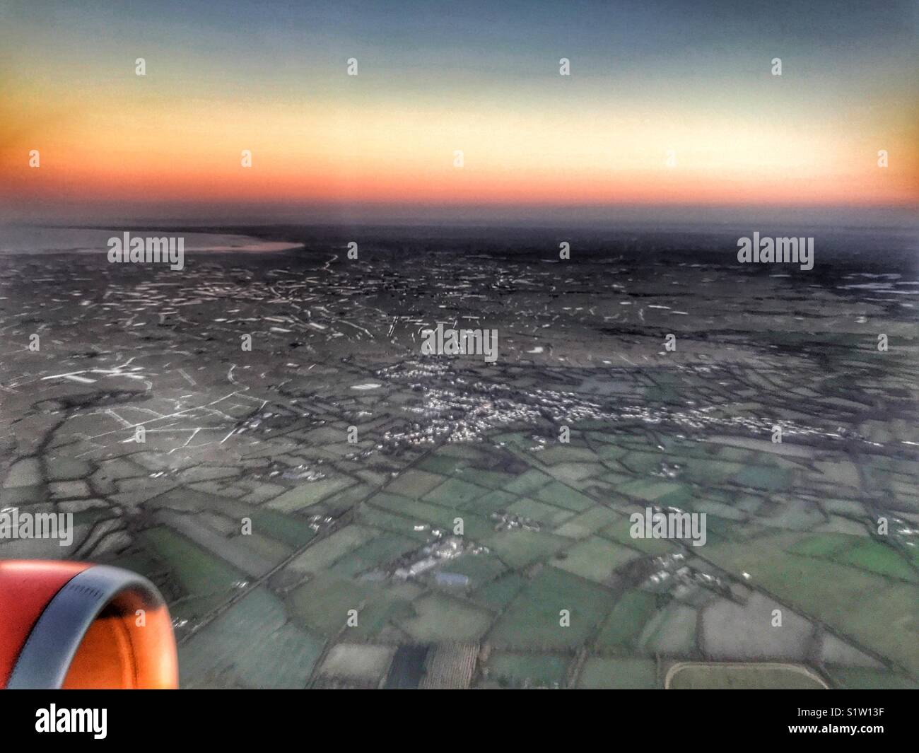 Visualizza la finestra di un aereo EasyJet poco dopo il decollo dall'aeroporto di Bristol, Inghilterra Foto Stock