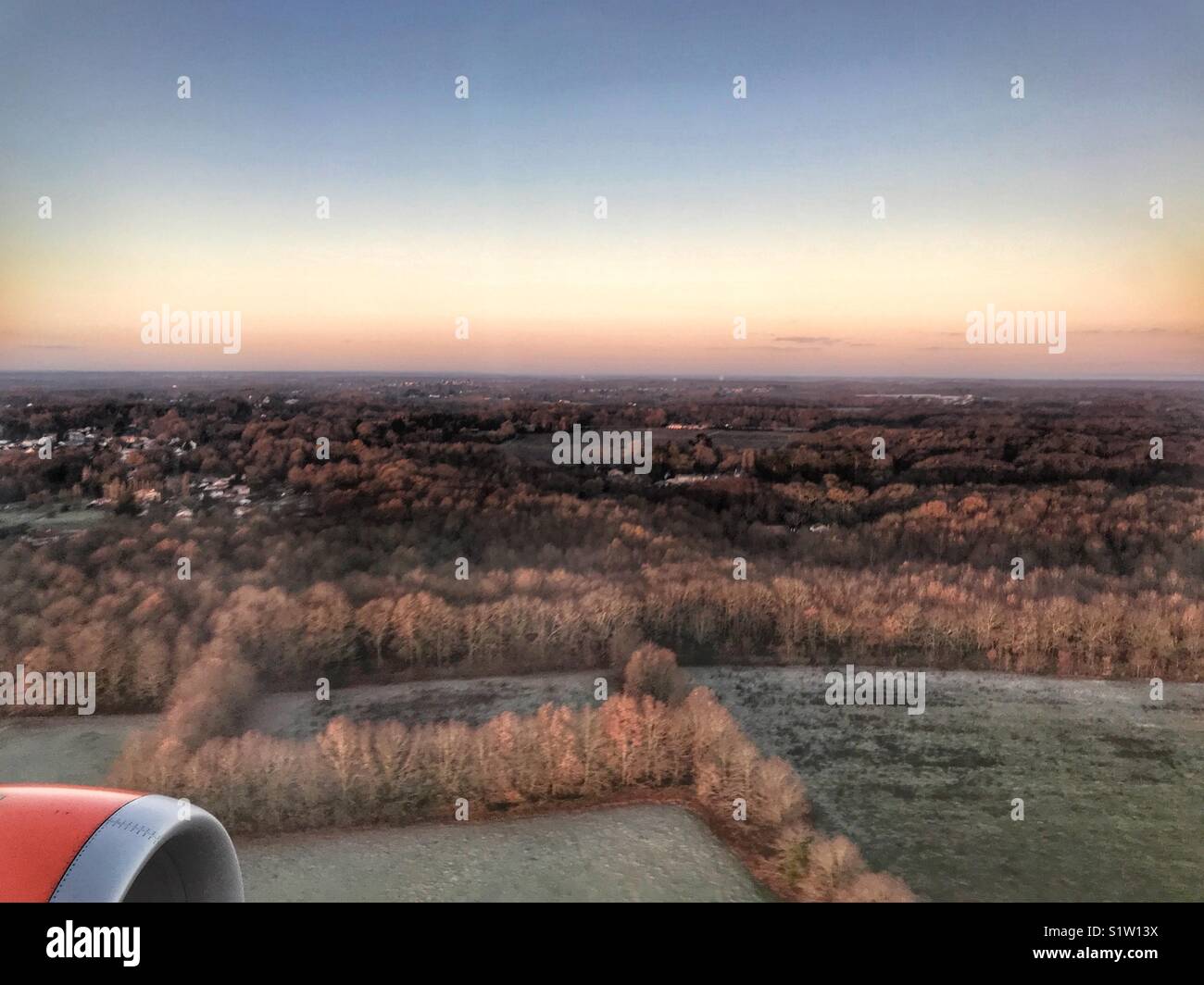 La vista dalla finestra di un aereo EasyJet, venuta ad atterrare all'Aeroporto di Nantes, Francia - Immagine stock catturata con smartphone