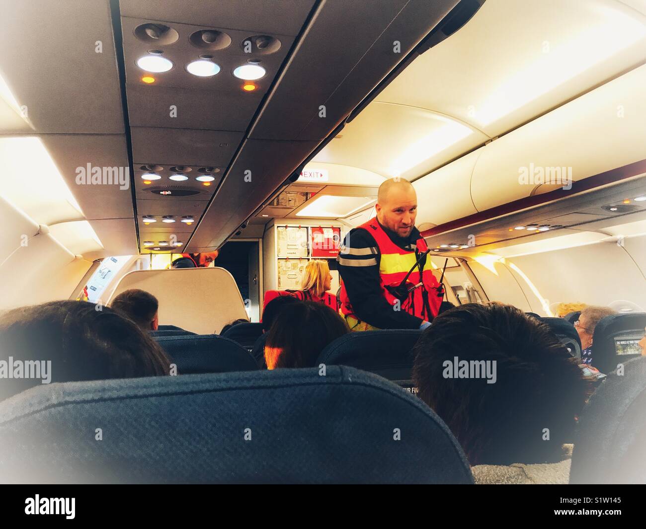 Servizi di emergenza a bordo di un aereo che ha sbarcato a Nantes, in Francia per raccogliere un passeggero con una emergenza medica a bordo del volo. Foto Stock