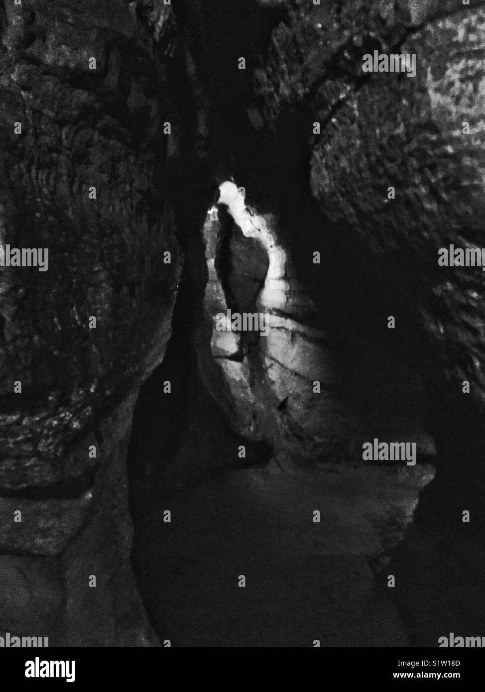 Bonnechere grotte in Ontario, Canada. - Immagine stock catturata con smartphone