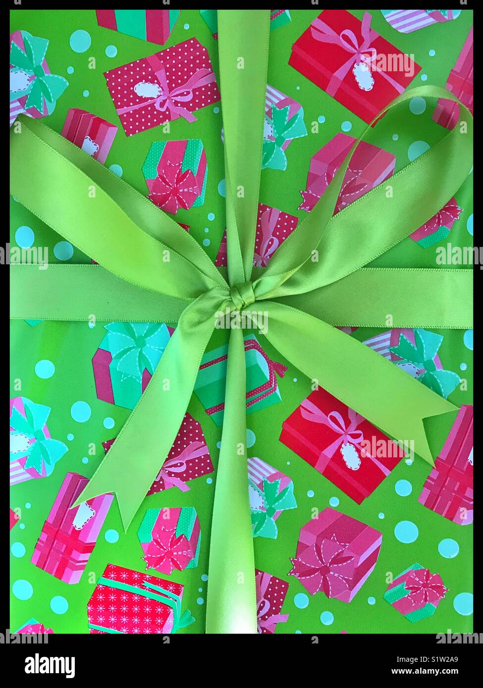 Regalo di natale con nastro. - Immagine stock catturata con smartphone