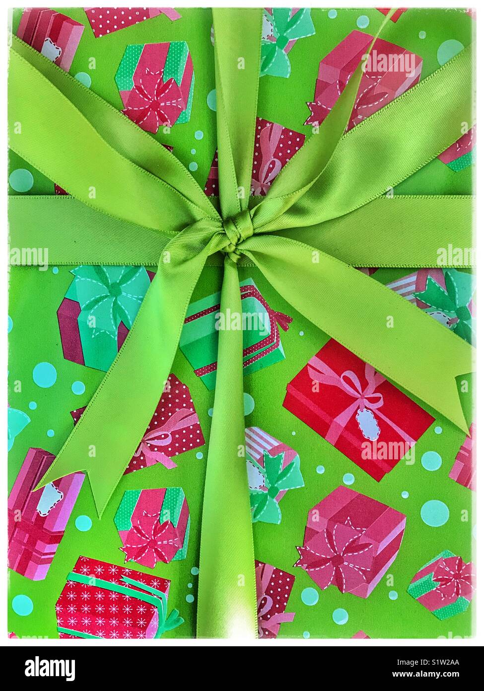 Regalo di natale con nastro. - Immagine stock catturata con smartphone
