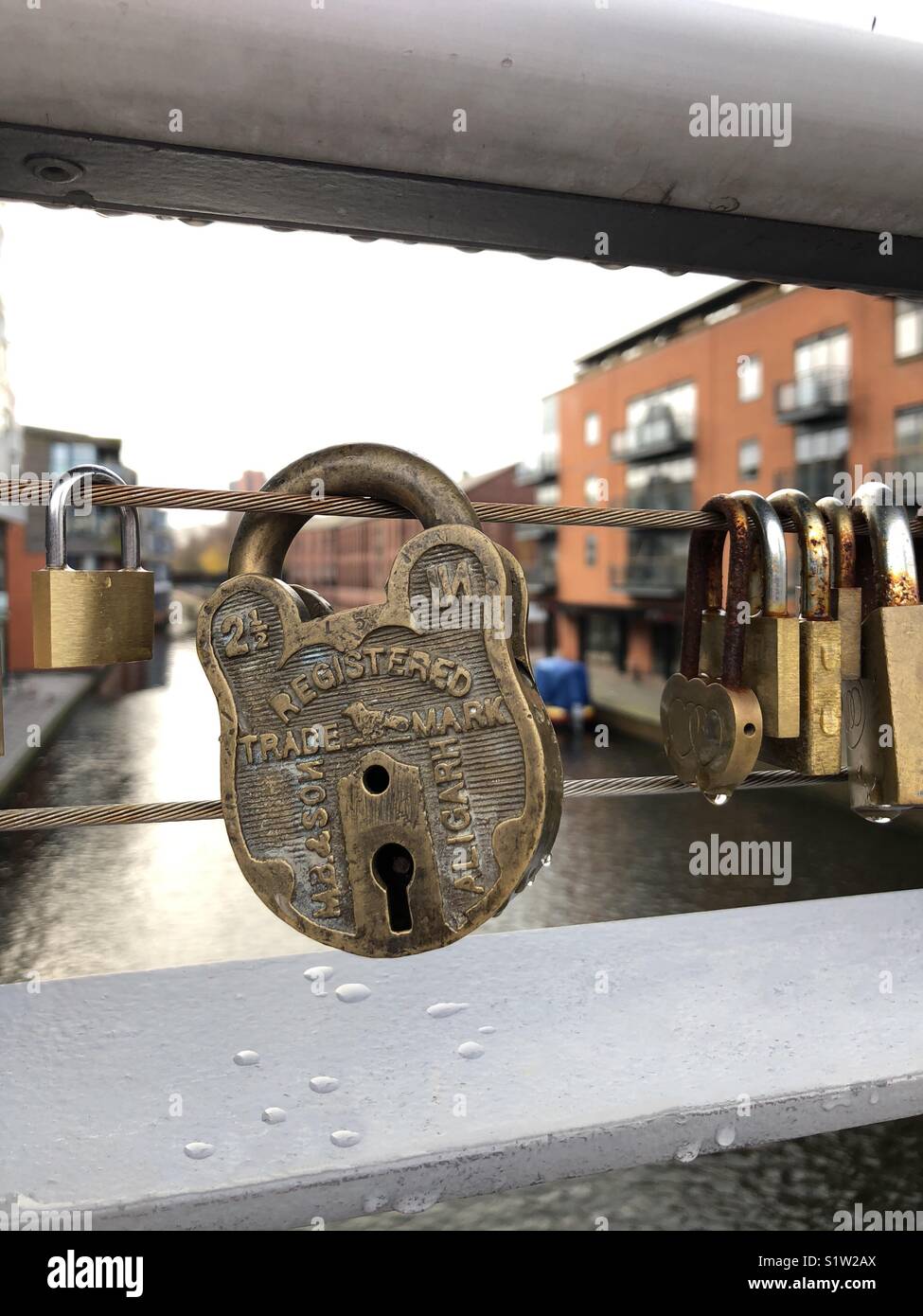 Amore si blocca su un ponte per la cassetta postale Birmingham Foto Stock