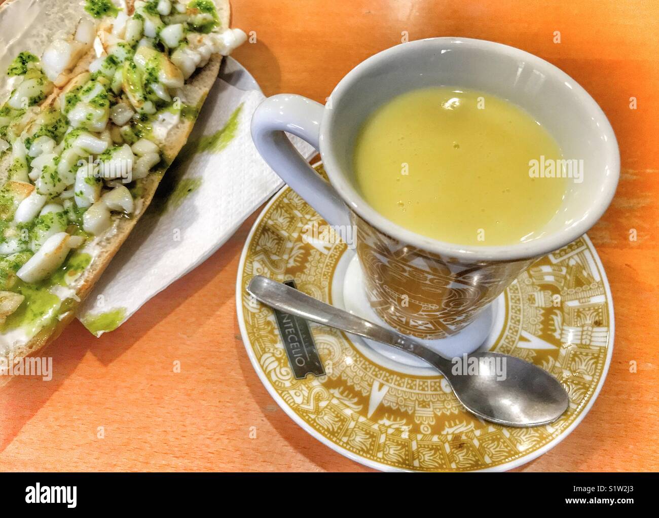 Bianco caldo chocol ate Montecelio e bere un bocadillo seppia - Immagine stock catturata con smartphone