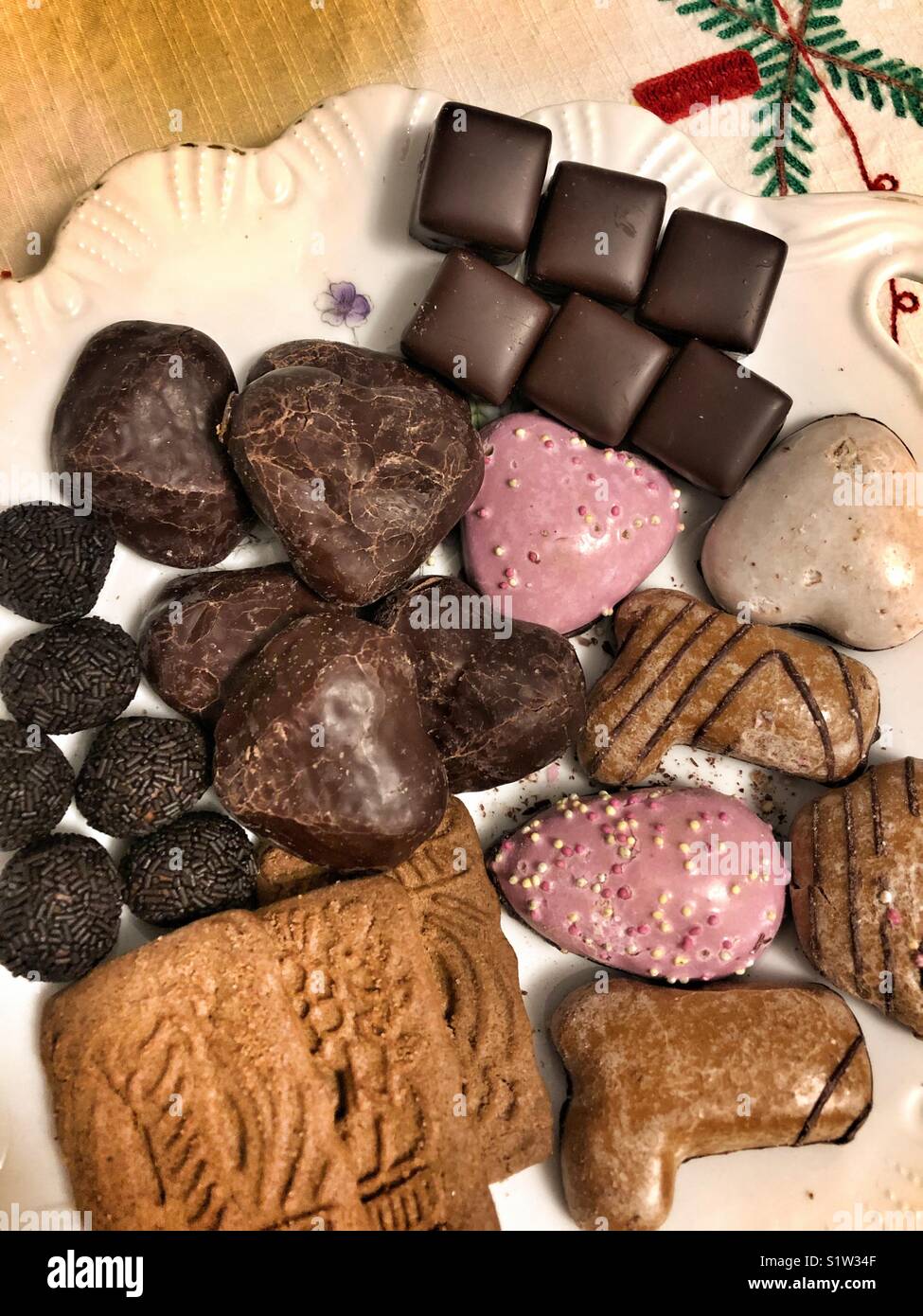 Una piastra con biscotti di Natale. - Immagine stock catturata con smartphone