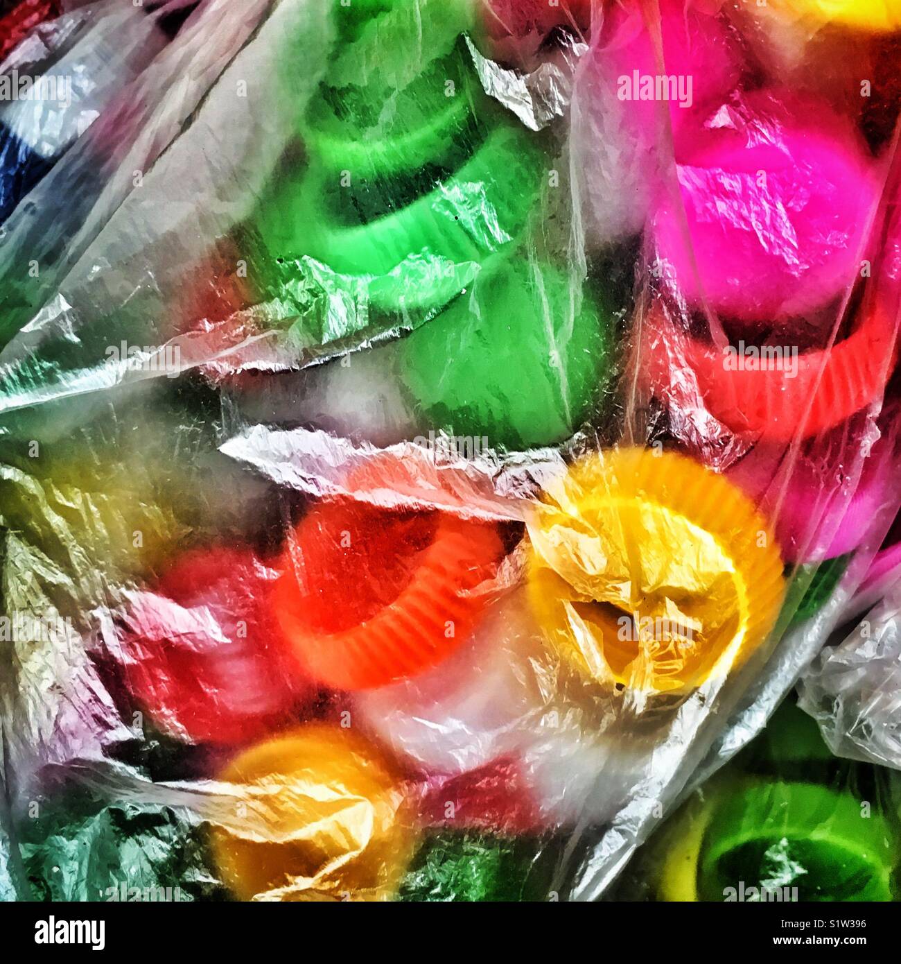 Coperchi in plastica per il riciclaggio in un sacchetto di plastica Foto Stock