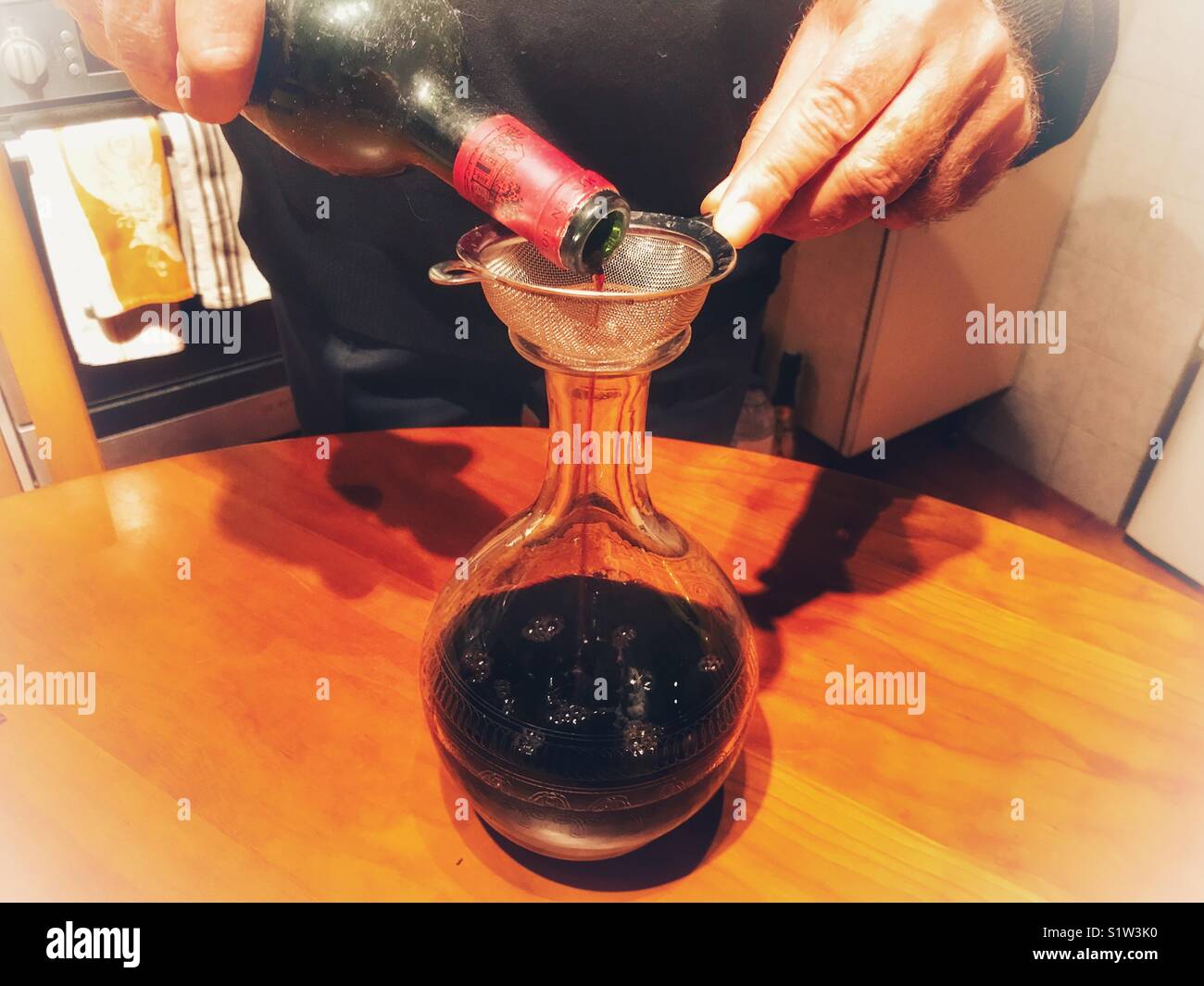 La decantazione a 1996 Chateau d'Angludet, denominazione Margaux controller bottiglia di vino rosso dalla bottiglia al decanter per rimuovere eventuali sedimenti. Foto Stock