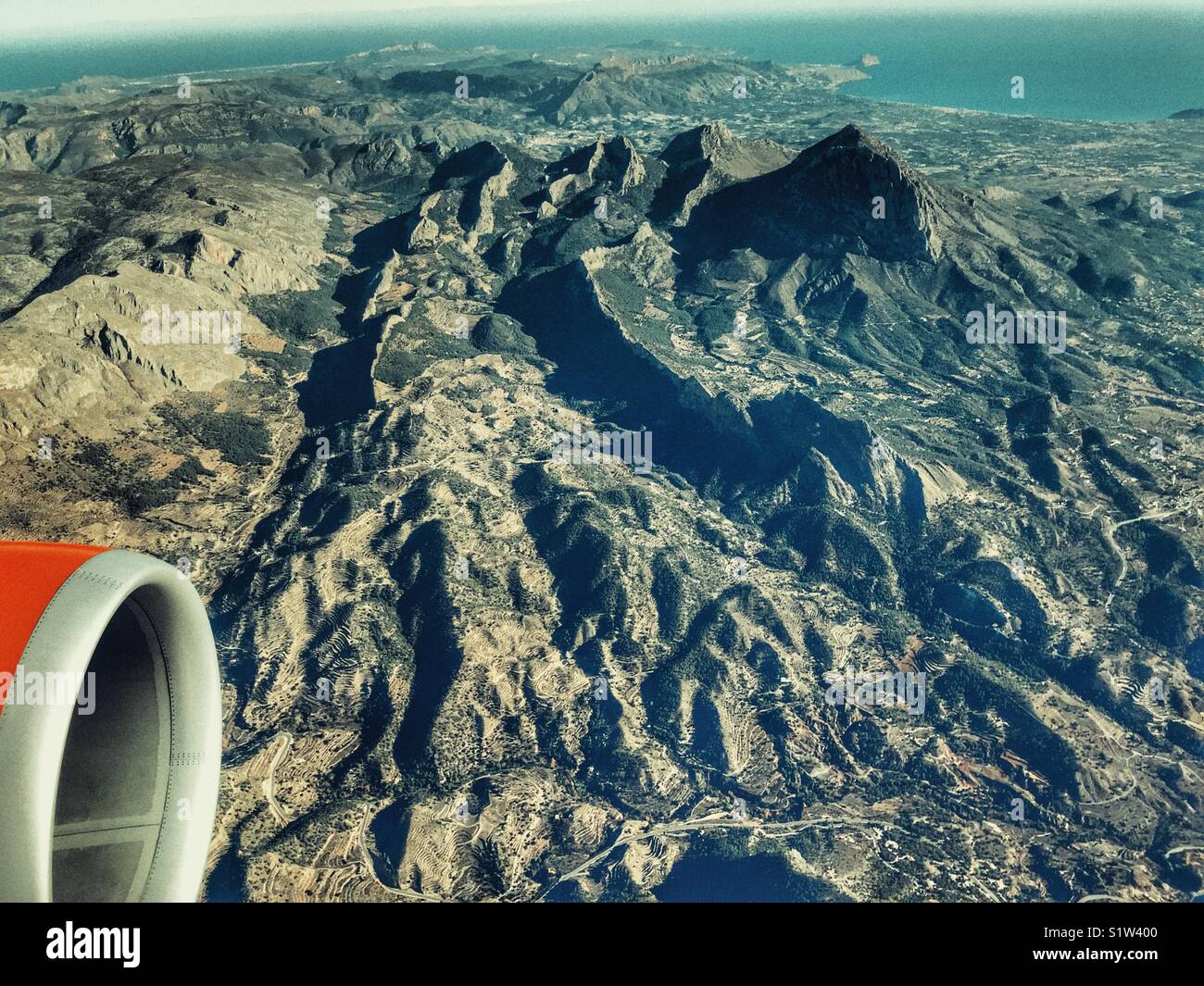 Vista dall'aereo EasyJet con punta ala e motore, guardando la costa mediterranea della Spagna con la località di Javea e Monte Montgo sulla Costa Blanca visibile Foto Stock