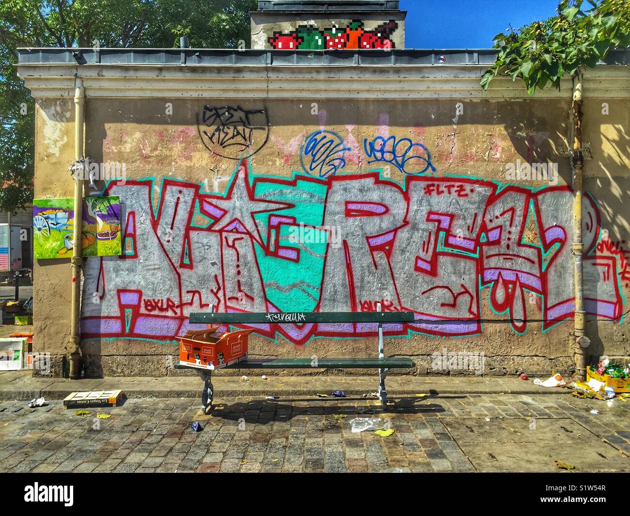 Graffiti su una strada di Parigi, Francia Foto Stock