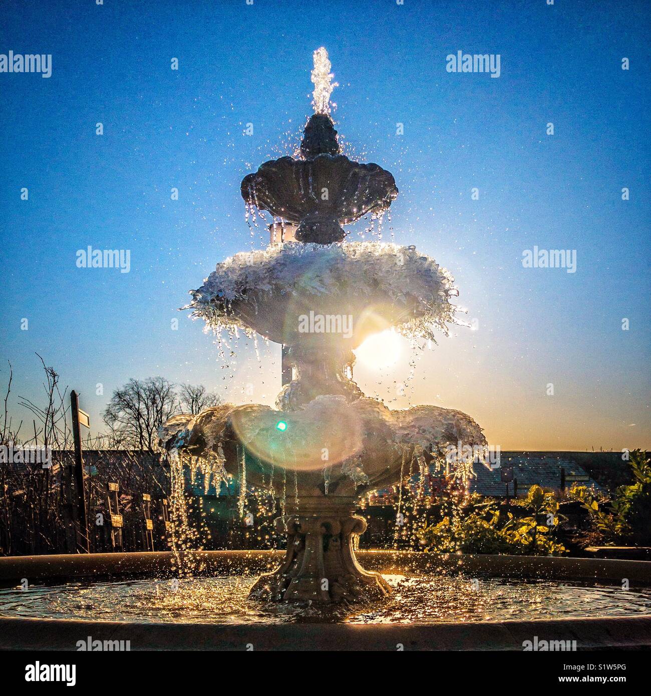 Fontana di acqua con ghiaccioli congelati Foto Stock