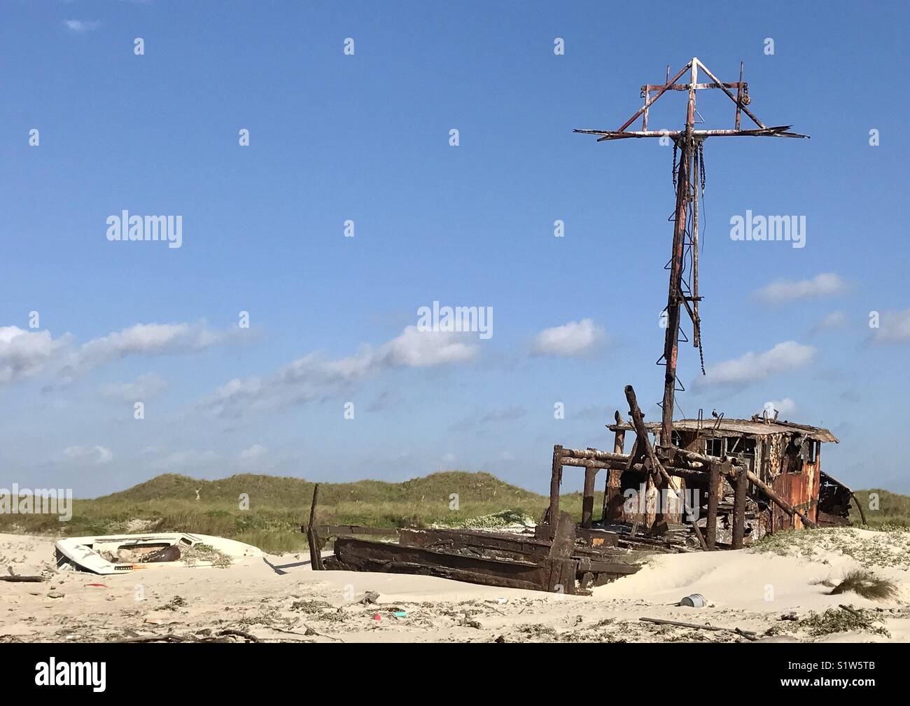 Relitto di nave sulla spiaggia Foto Stock