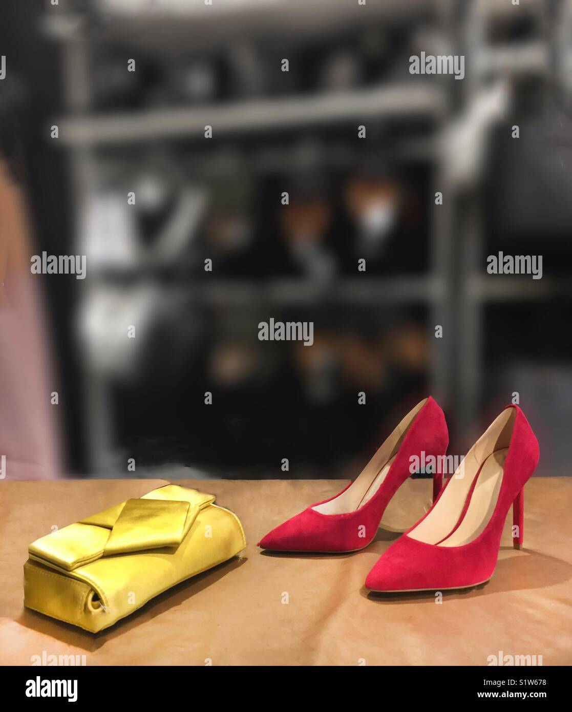 Scarpe rosse e borsa dorata Foto stock - Alamy