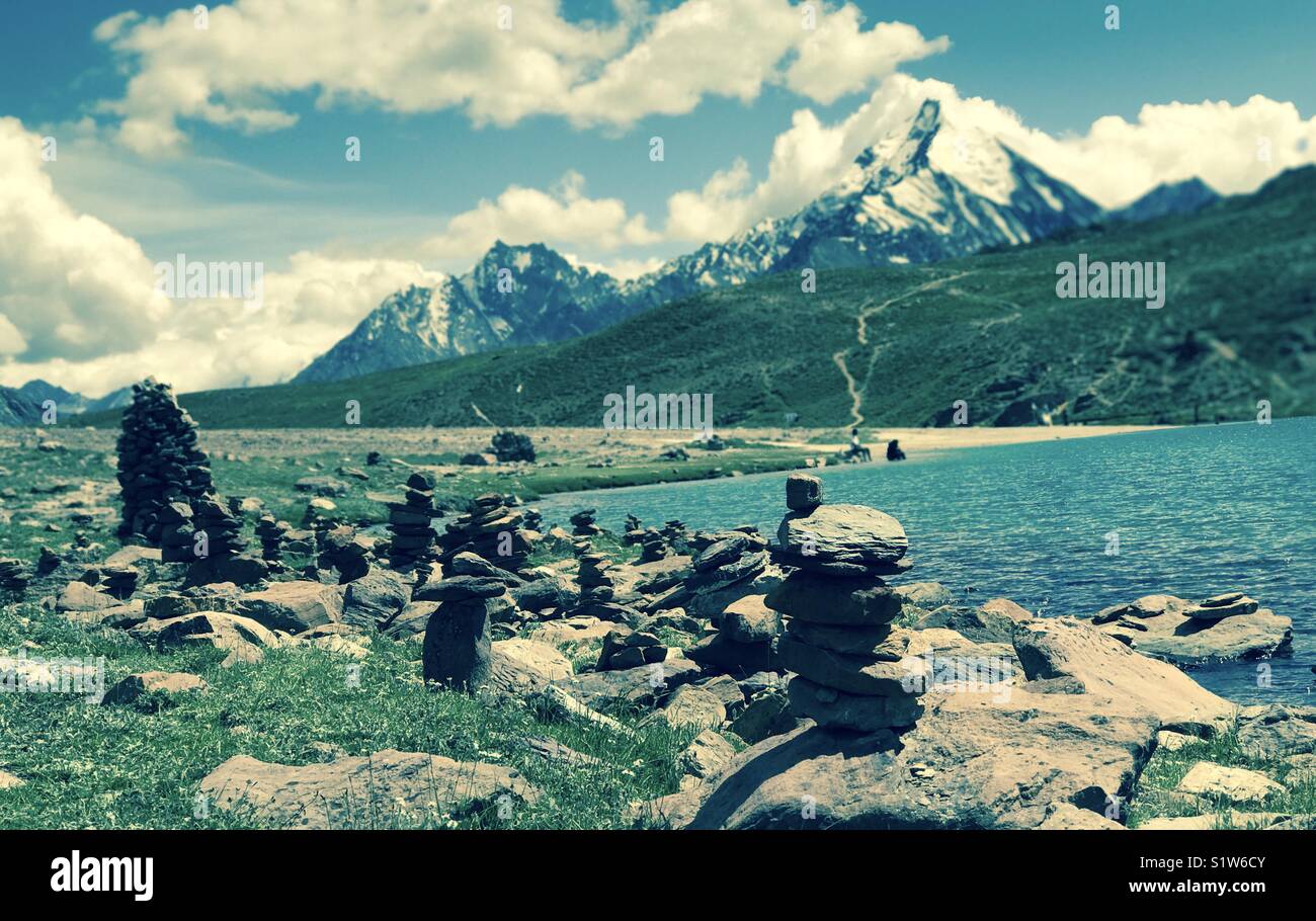 Pietre di bilanciamento nei pressi di laghi di montagna Foto Stock