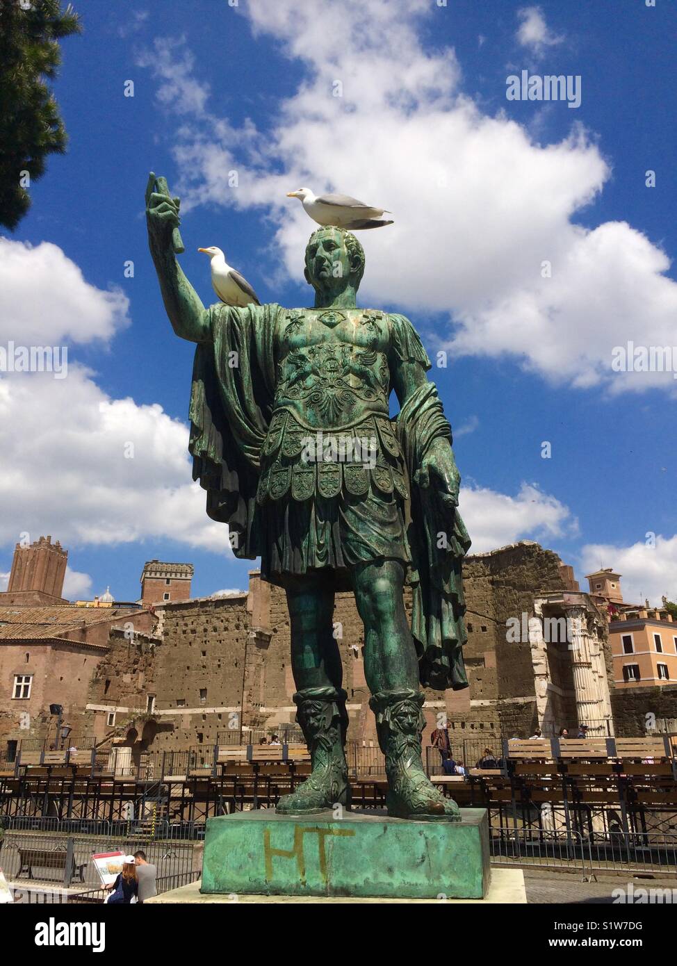 Gli uccelli perfettamente collocato su una statua romana in Roma Foto Stock