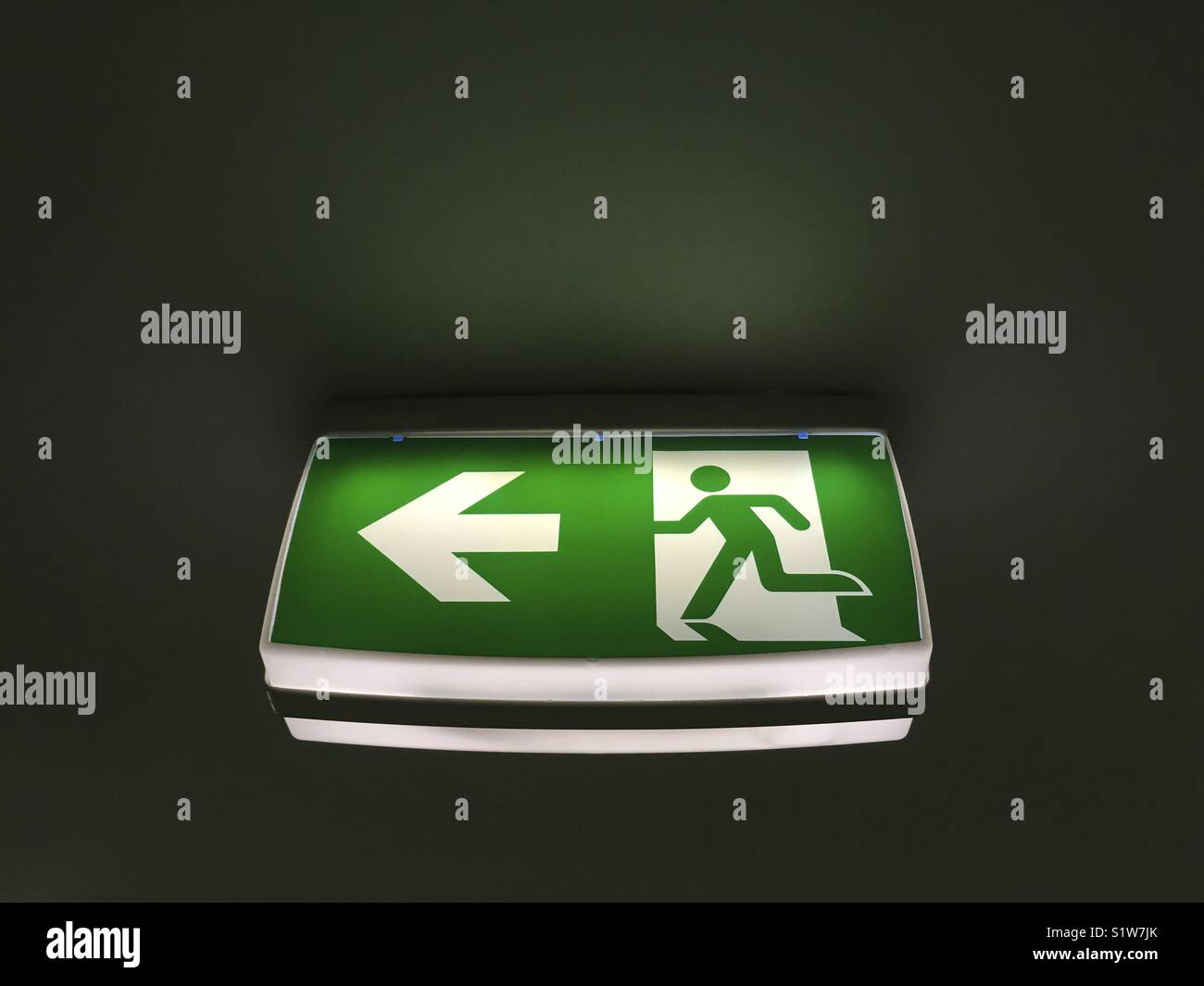 Uscita di emergenza segno. - Immagine stock catturata con smartphone