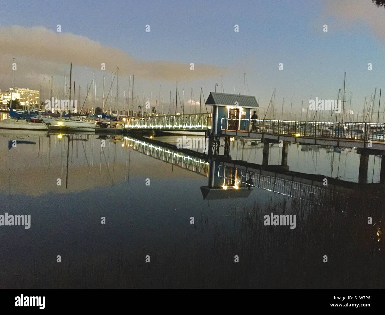 Dock e le barche a vela si riflette sulla Baia di San Francisco a Emeryville Marina al tramonto, Emeryville, California. Foto Stock