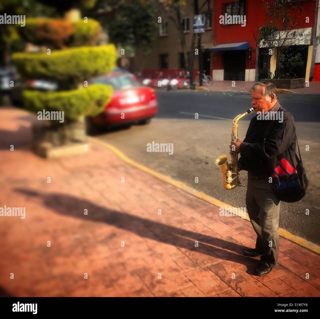 Un uomo suona il sax in strada a Colonia Roma, Città del Messico, Messico Foto Stock