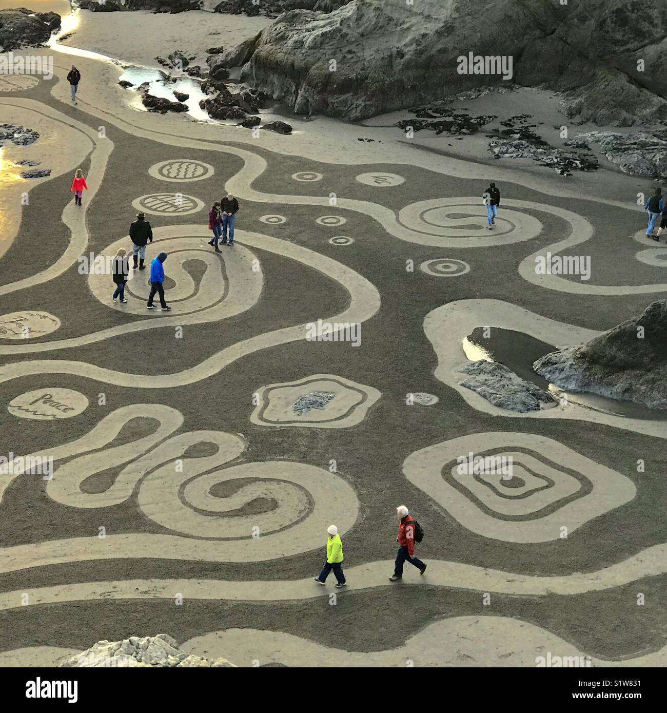 Cerchi sulla sabbia - un labirinto temporaneo sulle spiagge di Bandon, Oregon Foto Stock