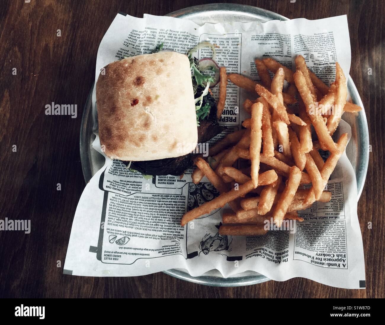 Funghi champignon hamburger e patatine sul giornale Foto Stock