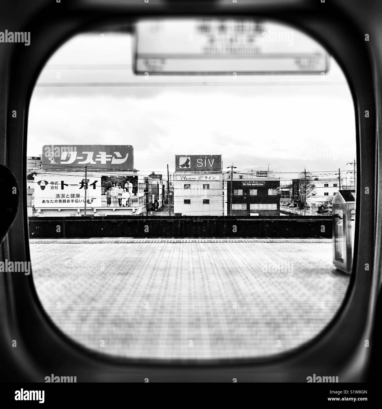 Guardando le strade del Giappone attraverso una finestra di un treno Shinkansen Foto Stock