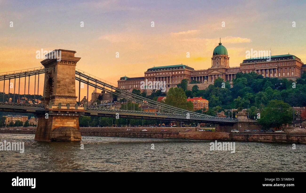 Il castello di Buda e Ponte reale - Immagine stock catturata con smartphone