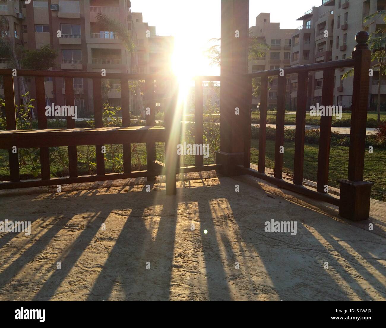I raggi di luce del sole e delle ombre del sedile in legno - Immagine stock catturata con smartphone